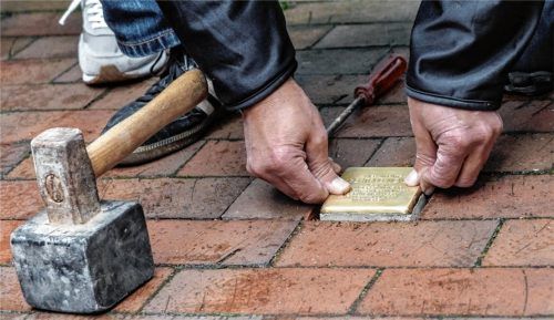 Bereits über 100000 Stolpersteine wurden verlegt (Symbolbild), um der Opfer des Nazi-Terrors zu gedenken. Foto DPa