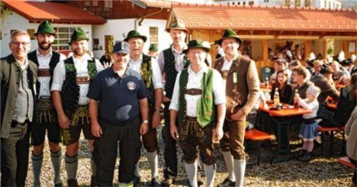 Beteiligten sich am Bau des Küchenstadels in Roßholzen (von links): Bürgermeister Georg Huber, die Vereinsvorsitzenden Martin Deindl (FFW Roßholzen), Zimmerermeister Klaus Huber, Martin Huber (FFW Steinkirchen), Ehrenvorstand FFW Roßholzen Anton Schober, Gidi Moser (Veteranenverein Roßholzen/Steinkichen), Hans Schober (Leonhardiverein Roßholzen) und Martin Schober ( Trachtenverein Almenrausch Roßholzen).
