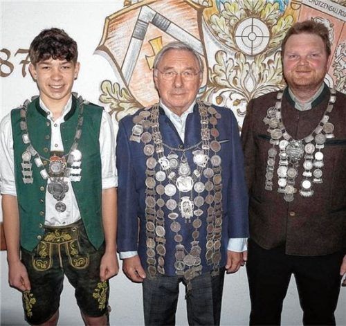 Bewiesen eine ruhige Hand: (von links) Jugendschützenkönig Michael Unterhuber, Gewehrkönig Wolfgang Pfannkuchen und Pistolenkönig Christian Leberfinger.Foto re