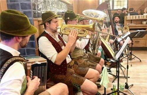Blasmusiker aus der Region spielen täglich auf. Foto Hötzelsperger
