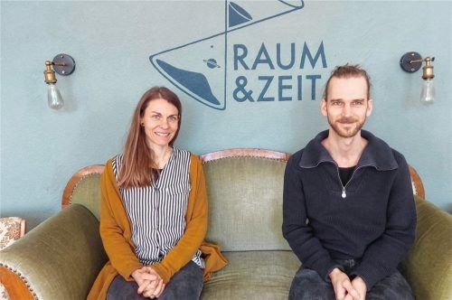 Blicken mit Stolz auf den Verein: (von links) Caro Haas, aktives Mitglied des Vereins, und Tom Zimmer, der unter anderem den Butzen-Chor leitet. Foto Beuerlein
