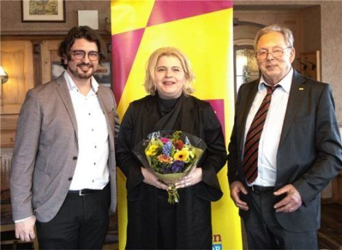 Blumen beim Neujahrsempfang: (von links) Markus Moga, FDP-Bundestagskandidat im Wahlkreis Rosenheim, Bundestagsabgeordnete Sandra Bubendorfer-Licht und der FDP-Kreisvorsitzende Rosenheim Land, Heinz Hilgendorf.Foto re