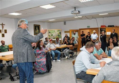 Bürgermeister Bernd Fessler begrüßte zahlreiche Teilnehmer bei der ISEK-Kreativwerkstatt in Tattenhausen. Fotos heinz/re