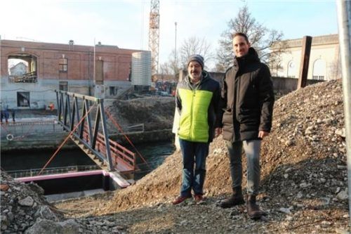 Bürgermeister Peter Kloo (links) und Maximilian Werndl verfolgten die Arbeiten auf der Baustelle.