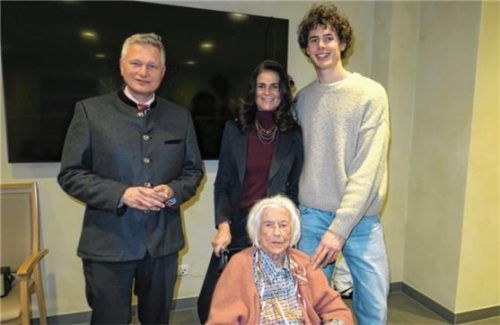 Bürgermeister Richard Richter, Enkelin Susanne und Urenkel Rufus (von links) gratulierten Ursula Maierhofer zum 100. Geburtstag. Foto baumann