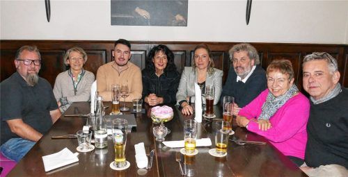 Christine Degenhart (Vierte von links) hatte Kathrin Schrubar (Fünfte von links) zum stadtpolitischen „Rosenheimer Ratsch“ eingeladen.Foto Schubert