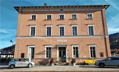 Das Bahnhofsgebäude muss saniert werden. Dafür braucht es ein sinnvolles Nutzungskonzept. Foto re