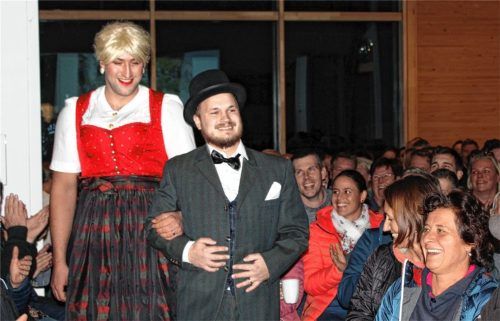 Das greane Brautpaar „Vikzenzia Siloriachnix Kniapipifix“ (links) und „Cholerus Lackus Ausrichterix“ (rechts) heiraten bei der Auer Bettlhouzat am Wahlsonntag, 23. Februar, auf dem Monte Dufto am Auer Schwimmbad.