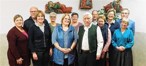 Das Gremium des Historischen und Heimatvereins Pang nach der Wahl: (von links) Beirätin Renate Buys, Beirat Robert Gsinn, Beirätin Bernadette Bucher, Revisorin Susanne Grunwald, Zweite Vorsitzende Barbara Noichl, Beirätin Daniela Schnitzlbauer, Vorsitzender Hans Demberger, Revisor Georg Resch, Schriftführerin Birgit Dinzenhofer, Zweite Schatzmeisterin Anneliese Paul, Beirat Peter Gsinn sowie Schatzmeisterin Christa Demberger.