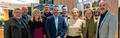 „Das Jahr in unserer Gemeinde“ heißt die Bilderausstellung, die derzeit in der Volksbank-Raiffeisenbank zu sehen ist, initiiert und organisiert von (von links) Peter Strim, Christian Schlemer (VB-RB), Renate Hofmann-Kirner, Konrad Kriechbaumer, Bürgermeister Max Singer, Raphael Wagner (Leiter Kur und Tourismus), Eva-Maria Reiter, Barbara Buchner und Geschäftsstellenleiter Harry Weidlich. Foto krichbaumer/re