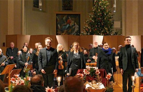 Das Jesuskind in der Krippe freut sich und sie freuen sich über den Applaus: Chor, Orchester und (von links) Manuel Adt, Anna-Maria Sitte, Veronika Sammer, Lukas Siebert, Christopher Ryser.Foto janka