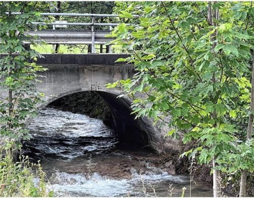 Das Nadelöhr in Achenmühle ist der Durchlass unter der Frasdorfer Straße. Auch ohne Verklausungen ist er zu eng. Deshalb soll er vergrößert werden. Foto  Gerlach