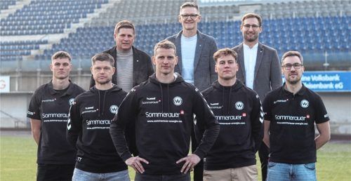 Das neue Leitungsteam des SV Wacker Burghausen: Wolfgang Schellenberg (Sportdirektor), Karl-Heinz Fenk (Sportlicher Leiter), Andreas Huber (Geschäftsführer, hinten von links), Alexander Mankowski (Scouting), Ronald Schmidt (Co-Trainer), Lars Bender (Cheftrainer), Laurits Strotmann (Co-Trainer), Thomas Waldhör (Athletiktrainer, vorne von links).Foto SV Wacker Burghausen