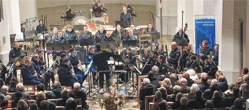 Das sinfonische Blasorchester der Bundespolizei aus München gastierte zu einem Neujahrs-Konzert in der Rosenheimer Stadtpfarrkirche.Foto auer