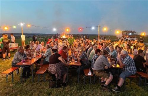 Das stimmungsvolle Sonnwendfeuer ist ebenso wie das Weinfest und das Grillfest fest im Gemeindekalender verankert. Fotos Jette Klien