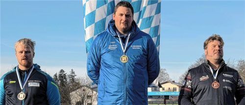 Das Stockerl bei den Herren: Sieger Michael Späth (Mitte) wird flankiert von Alexander Anzinger (links) und Peter Rottmoser.Foto Albert Kamhuber