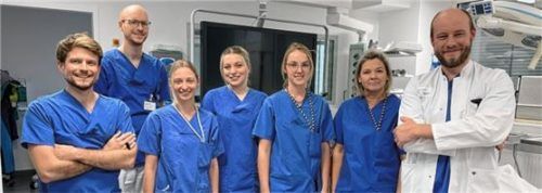 Das Team der Abteilung Elektrophysiologie freut sich über die Auszeichnung: (von links) Dr. Christopher Huber, Dr. Constantin Göbel, Marina Huber, Lejla Kevro, Kathrin Küster, Margot Machura und Ärztlicher Leiter Dr. Jan Kaufmann. Foto Romed- Kliniken