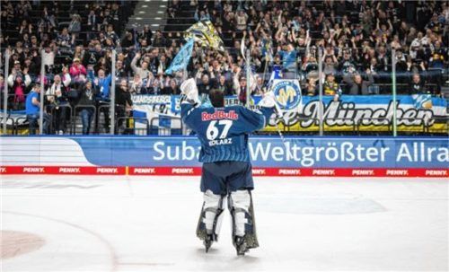 Das Warten hat ein Ende: Christopher Kolarz lässt sich nach seinem DEL-Debüt von den Münchner Fans im SAP-Garden feiern.