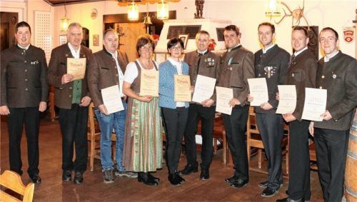 Dem Verein viele Jahre treu: (von links) Schützenmeister Josef Abinger, Andreas Stahuber, Martin Zwingler, Marlene Neumaier, Christine Forstner, Hubert Forstner, Markus Bichl, Christian Bichl, Johannes Vollert und Florian Weigl. Foto hofstetter
