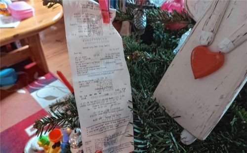 Den Kassenzettel hat Magdalena Krieger neben Christbaumkugeln und Dekofiguren an den Weihnachtsbaum gehängt. Foto Beuerlein