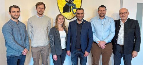 Den Startschuss für die Kommunale Wärmeplanung gab jetzt Bad Endorfs Bürgermeister Alois Loferer (Vierter von links) gemeinsam mit (von links) Béla van Rinsum und Nils Schild vom Rosenheimer Institut für nachhaltige Energieversorgung, Klimaschutzmanagerin Cindy Hesl, Projektleiter Steffen Mayer von der Bayernwerk Netz GmbH sowie Bauamtsleiter Jens-Folkard Schmidt. Foto Markt Bad Endorf