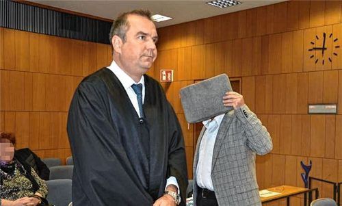 Der 49-jährige Angeklagte aus Rosenheim (rechts) mit seinem Verteidiger Tim Weller aus Düsseldorf. Foto Eichstädter