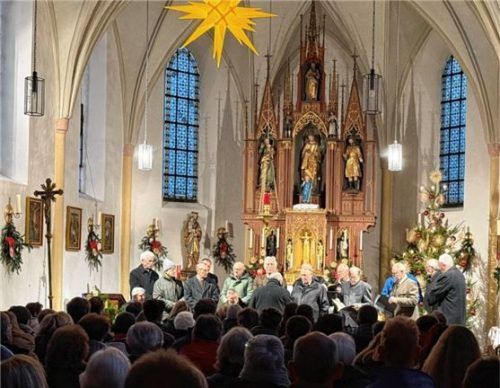 Der Auftritt des MGV Liederkranz Aising in der Kirche St. Stephanus am Heiligen Abend.Foto re
