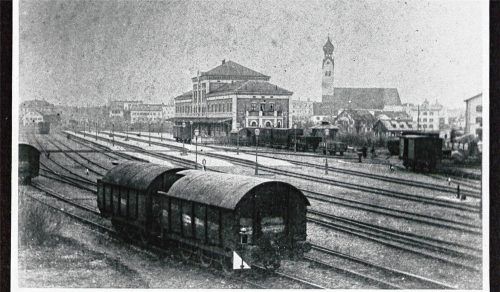 Der Bau der Eisenbahn war ein wesentlicher Wirtschaftsfaktor für Rosenheim. Unser Bild von der Zeit um 1865 zeigt eine Ansicht des ersten Bahnhofs, im Vordergrund die sogenannten „Torfmunitionswägen“. Foto Stadtarchiv Rosenheim, Fotosammlung F 3327.