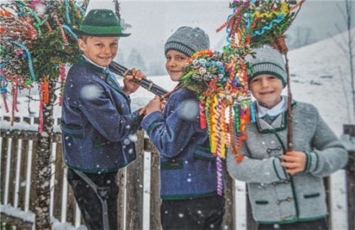Der Brauch des Palmbuschen-Bindens ist beliebt bei den Buben.Foto janoschka