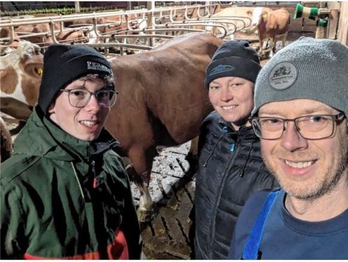 Der Brenner-Nordzulauf wird die Existenz der Landwirte im Oberen Inntal vernichten: Hans und Irmgard Astner (rechts) betreiben ihren Hof in Fischbach. Sie wollten ins Tierwohl investieren und einen Auslauf für die Tiere schaffen. Doch die Pläne für die Neubautrasse bremsen sie aus. Sohn Hans (links) will Landwirt werden und den Hof übernehmen. Muss er sich beruflich und regional neu orientieren?