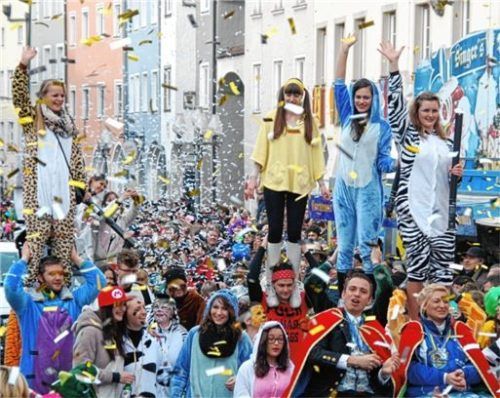 Der Faschingszug am Stadtplatz ist ein Höhepunkt im Mühldorfer Fasching. Foto re