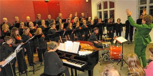 Der Gesamtchor ergab ein feines Bild an der Stirnseite des Kulturbahnhofes. Foto jaensch