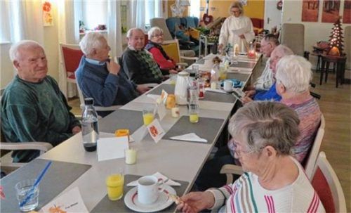 Der Gottesdienst fand an der langen Tafel im Aufenthaltsraum statt. Die Senioren schätzen den Einsatz von Sieglinde Einmayr sehr. Nach dem Gottesdienst berichteten sie, wie sie in ihrer Kindheit Weihnachten erlebt haben. Foto  Jaensch