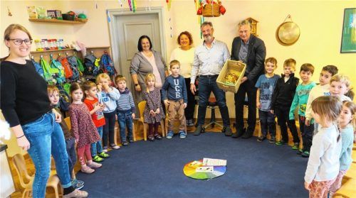 Der Gummibärli-Korb war am Ende leer  – die Kinder, das „Spatzennest“-Team mit Leiterin Franziska Liedl, Roswitha Schubert und Alexandra Englhart sowie Kiga-Referent Robert Plank und Bürgermeister Richard Richter (von links) hatten viel Spaß. Foto baumann