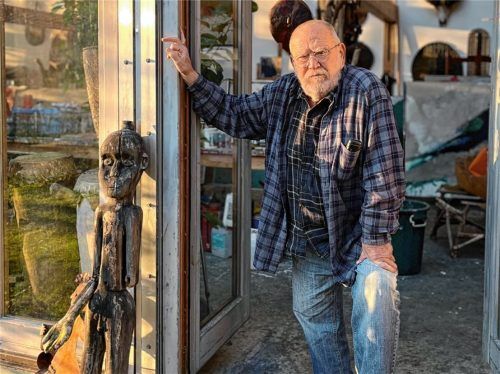 Der Maler Peter Tomschiczek in seinem Atelier in Ellmosen, er lässt sich von der Natur inspirieren.Foto privat