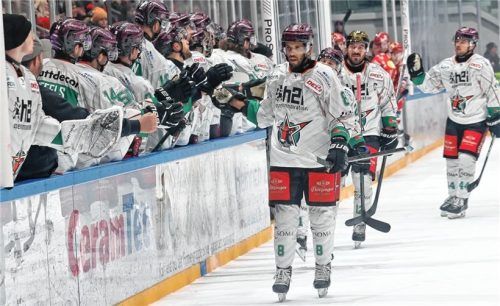 Der Mann der Stunde: Stürmer Lukas Laub (vorne) hatte bei allen vier Starbulls-Treffern seine Finger im Spiel. Foto Mario Wiedel