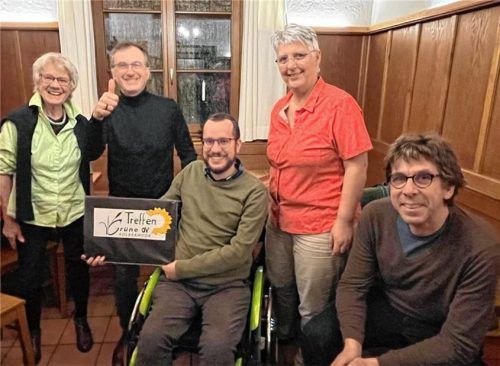 Der neue grüne Vorstand: (von links) Else Huber (Sprecherin), Uwe Reusche (Sprecher), Korbinian Schwägerl (Beisitzer) und Carolin Schwägerl (Beisitzerin und Stadträtin) mit Martin Both vom Kreisverband. Foto re