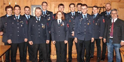 Der neue Vorstand mit Bürgermeister und Wahlleiter Stefan Lederwascher (rechts): Von links: Jugendwart Dominik Kuhlmann, Zweiter stellvertretender Kommandant Jörg Faller, Beisitzer Johannes Dohlen, Zweiter Vorsitzender Georg Obermair, Kommandant Jörg Benkel, Kinderfeuerwehr-Leiterin Barbara Reiter, Fähnrich Markus Stocker, stellvertretender Kommandant Josef Schober, Schriftführer Florian Huber, Kassier Dominik Ralser, Beisitzer Franz Worek und Vorsitzender Alexander Heinisch.Foto Steffenhagen