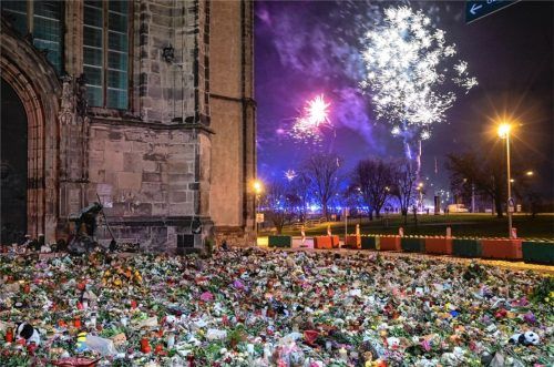 Der Ort des Gedenkens für die Opfer des Anschlags vor der Johanniskirche mit einem Feuerwerk im Hintergrund. Magdeburgs Oberbürgermeisterin Borris hatte aufgerufen, auf Feuerwerk zu verzichten. Vier Tage vor Heiligabend gab es einen Anschlag auf den Magdeburger Weihnachtsmarkt. Ein Mann war mit seinem Auto in die Besucher gerast. Es gab fünf Tote und über 200 Verletzte. Foto DPA