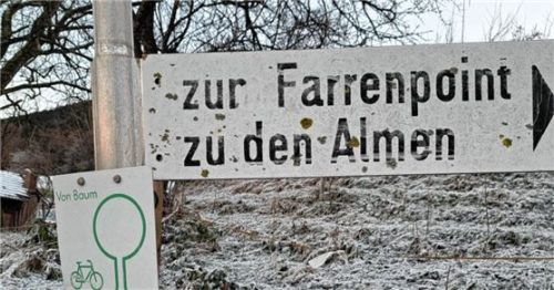 Der Point! Das war für einige Kutterlinger Bürger, die am Fuße der Farrenpoint wohnen, nicht auszuhalten. Sie haben daher das „Zum“ so übermalt, dass daraus ein „Zur“ wurde. Und jetzt stimmt die Richtungsangabe.Foto höfer