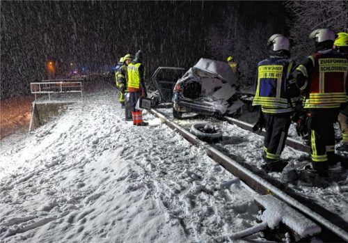 Der Skoda wurde am Bahnübergang Eitzing von einem Zug erfasst . Foto jre