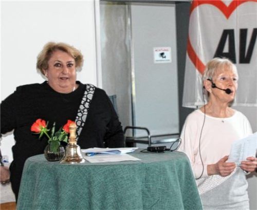 Die AWO-Vorsitzende Karin Freiheit (links) und Schriftführerin Rosemarie Rupp beglückten heuer Geburtstagskinder mit kleinen Präsenten. Foto strim