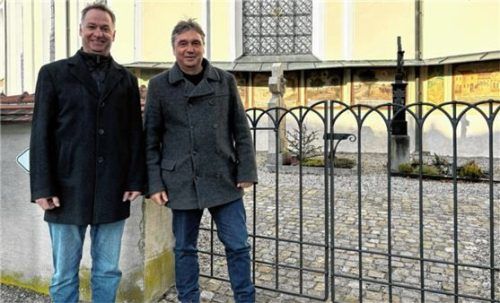 Die beiden Spender Johannes Ehberger (links) und Peter Eder vor dem neuen Tor. Foto re