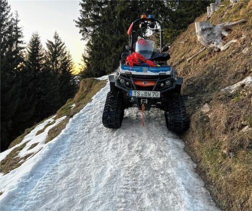 Die Bergwege oberhalb von etwa 1000 Metern sind aktuell sehr glatt. Das Quad der Bergwacht Marquartstein ist deshalb mit Raupen ausgestattet.