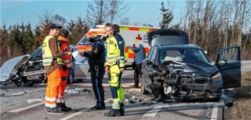 Die beteiligten Fahrzeuge, ein BMW und ein Ford, mussten abgeschleppt werden. Foto 112News/P. Benje