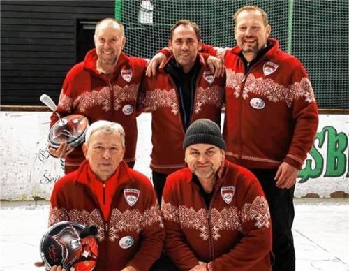 Die Buchbacher Stephan Aigner, Josef Brand, Christian Englbrecht, Bernd Gaigl und Thomas Hartmann holten sich ohne Niederlage den Bayernpokal. Foto Kamhuber