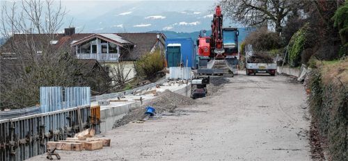 Die Dorfstraße wird saniert und der Gehweg verbreitert. Foto merk