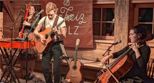 Die Eigenkompositionen des Trios „Anheizholz“ kamen im Hilgerhof bestens an: (von links) Christine und Thomas Beer sowie Charlotte Lang.Foto benekam
