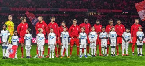 Die Einlaufkinder des FC Bayern München beim Spiel gegen die TSG Hoffenheim. Foto re