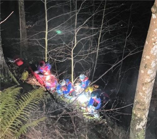 Die Einsatzkräfte der Bergwacht bei der Versorgung des Patienten an der Unglücksstelle. Foto Bergwacht Grassau